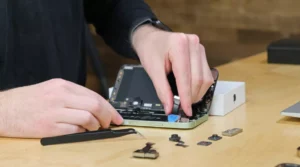 consero de tela de iphone um homem abrindo um iphone